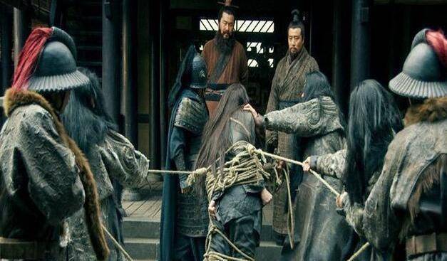 吕布被俘,曹操决定要杀掉他,为何偏偏要问一下站在身旁的刘备?