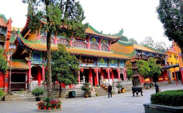 武汉有座寺庙，位于洪山南麓，依山势而建，古韵深厚，2号线直达