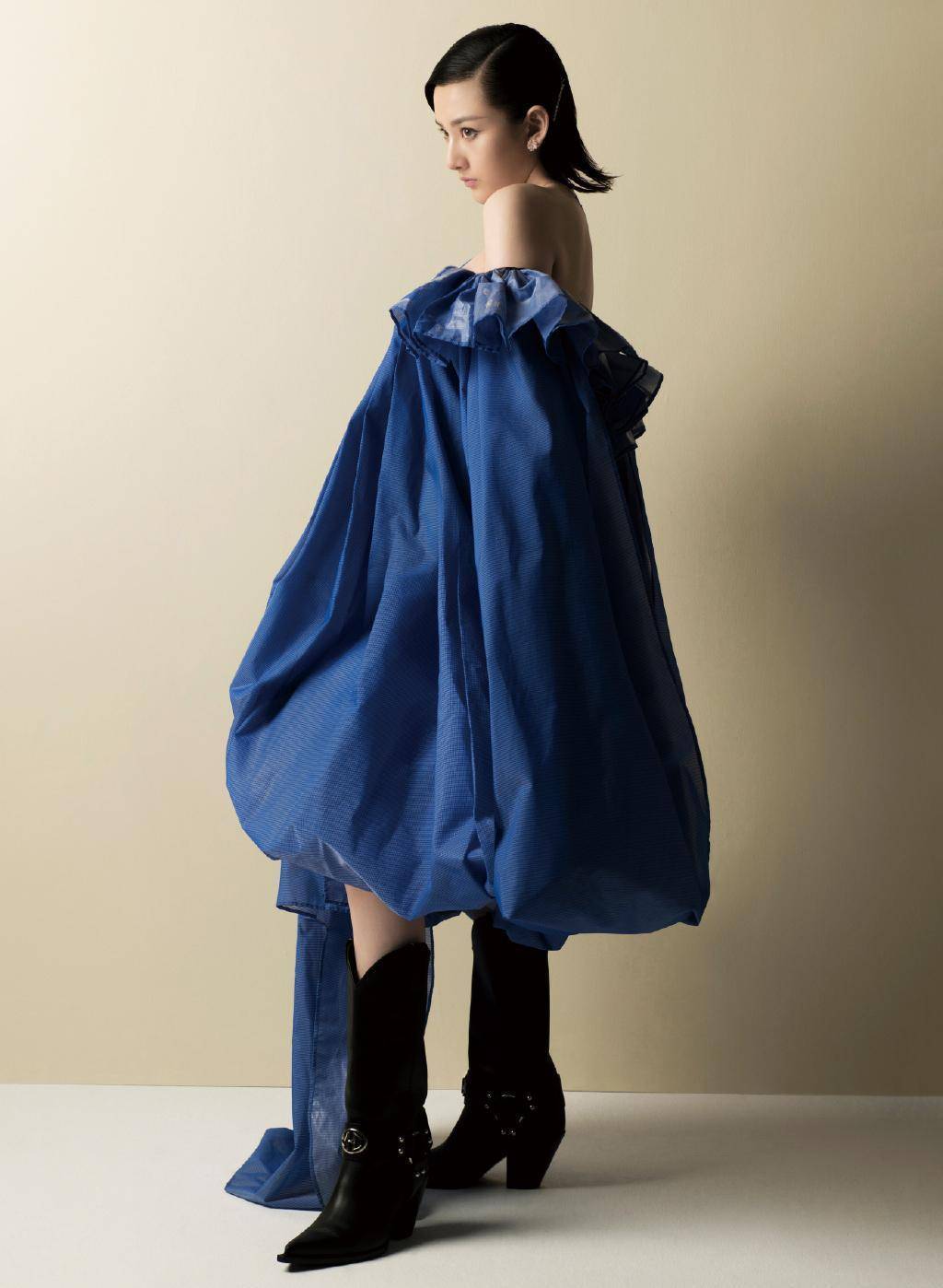 宋祖儿气质开挂了,穿丝绒拼接燕尾裙出镜,搭配紫色开衫优雅高贵