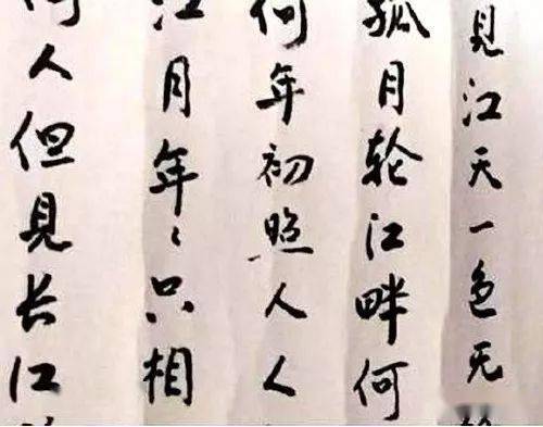 他厌恶应酬,滴酒不沾;不拍戏的日子里,他读书,画画,练字,为女儿做衣服