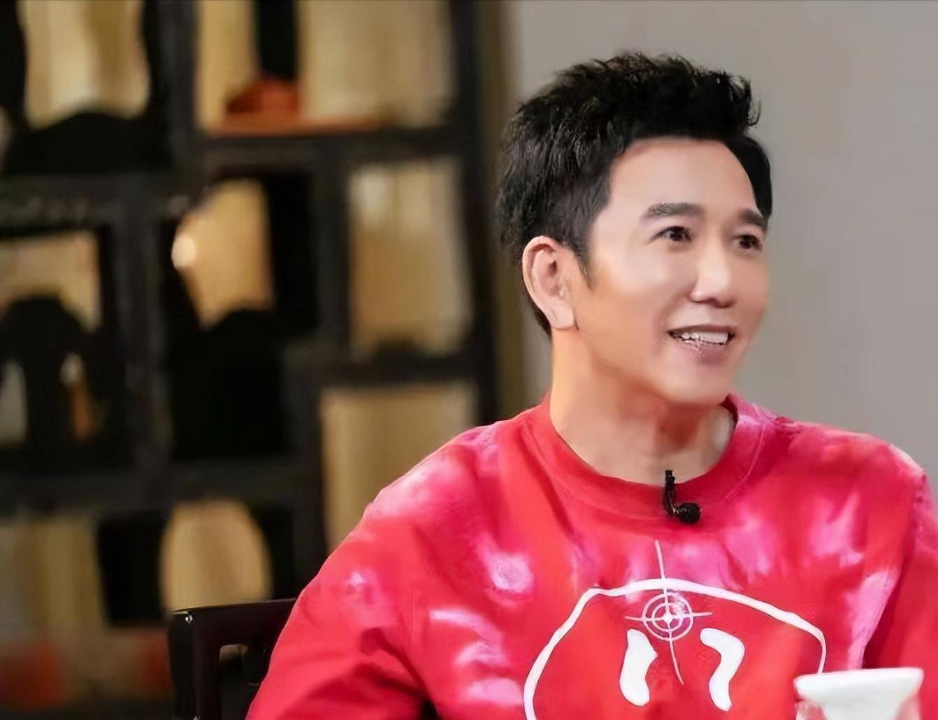 温兆伦曾经在自己干爹杜平金婚的时候表态,将不再接受香港媒体的访问