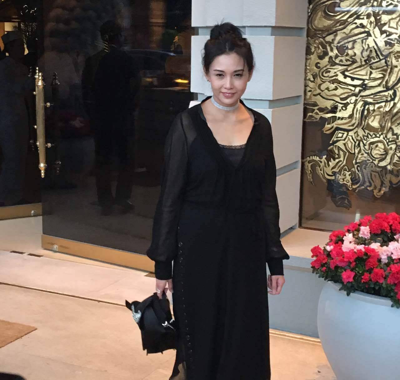 "天然脸"邱淑贞也老了!身穿黑色连衣裙显龄,但气质依旧高级_时尚_裙子