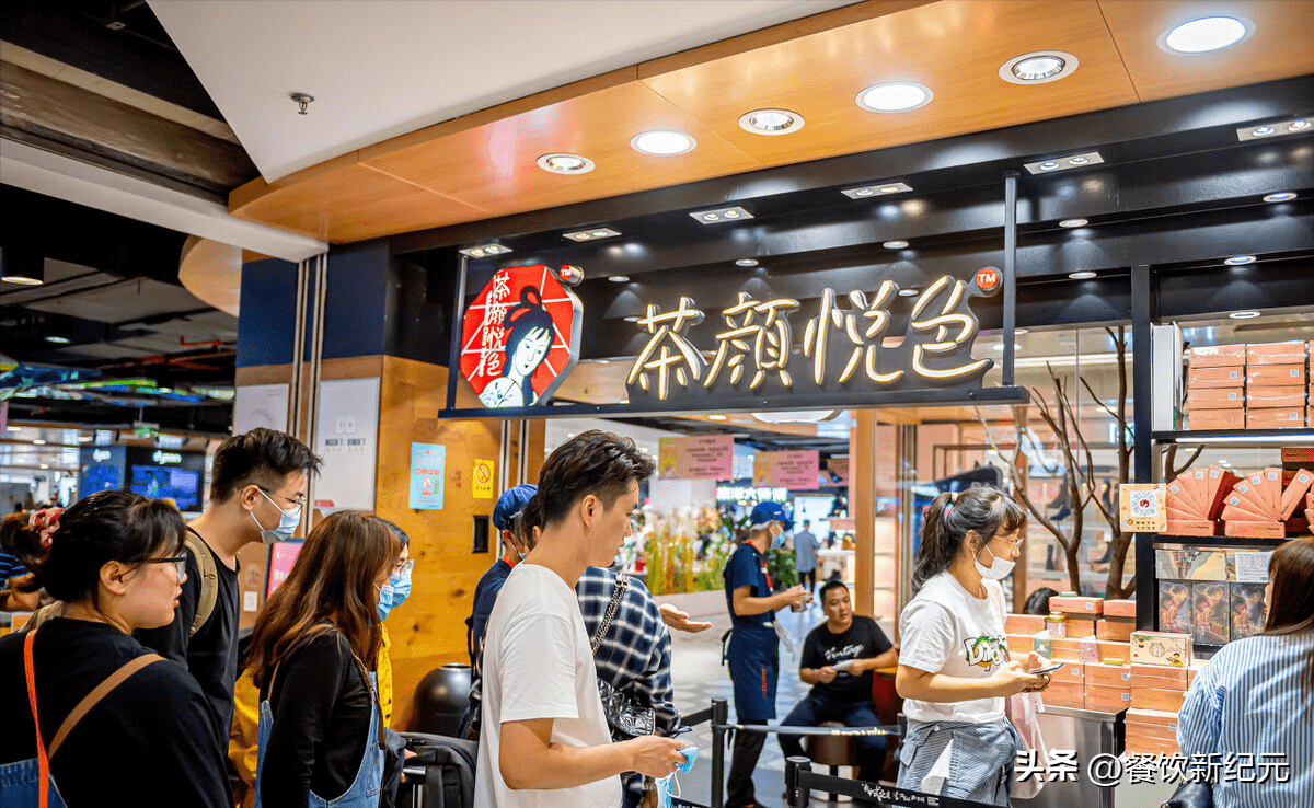 在商场里,一个奶茶店门口,只要聚集30个人以上便会造成生意火爆排队的