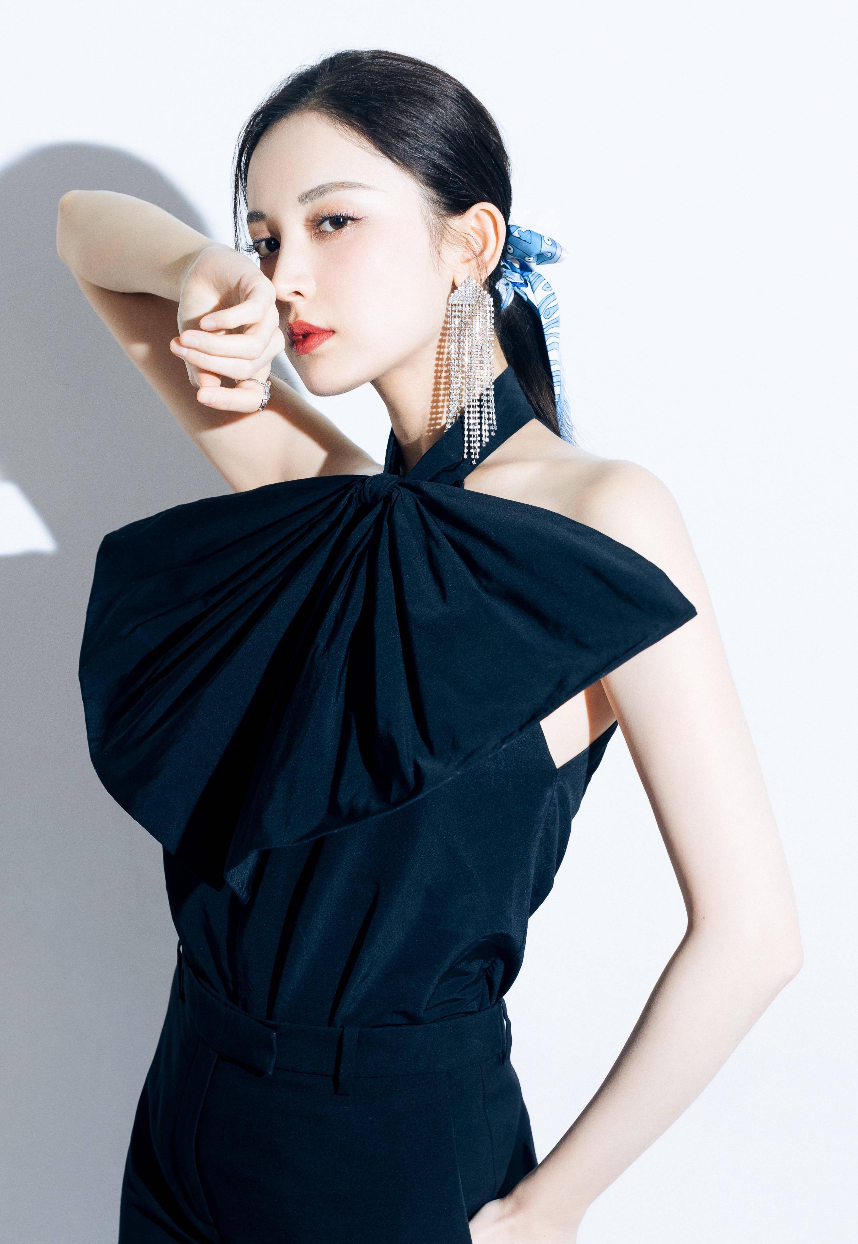 28岁古力娜扎泡泡袖红裙造型惊艳,拿着殷桃嘟嘟嘴,气质超甜_风格_宫廷