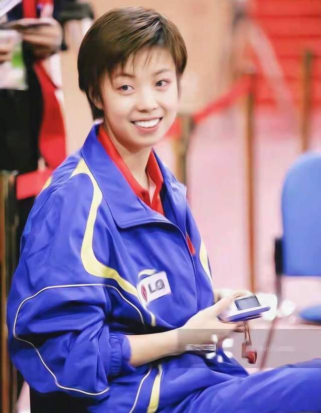 张怡宁退役后变化大,t恤配短发休闲随性,乒乓大魔王变温柔妈妈_造型
