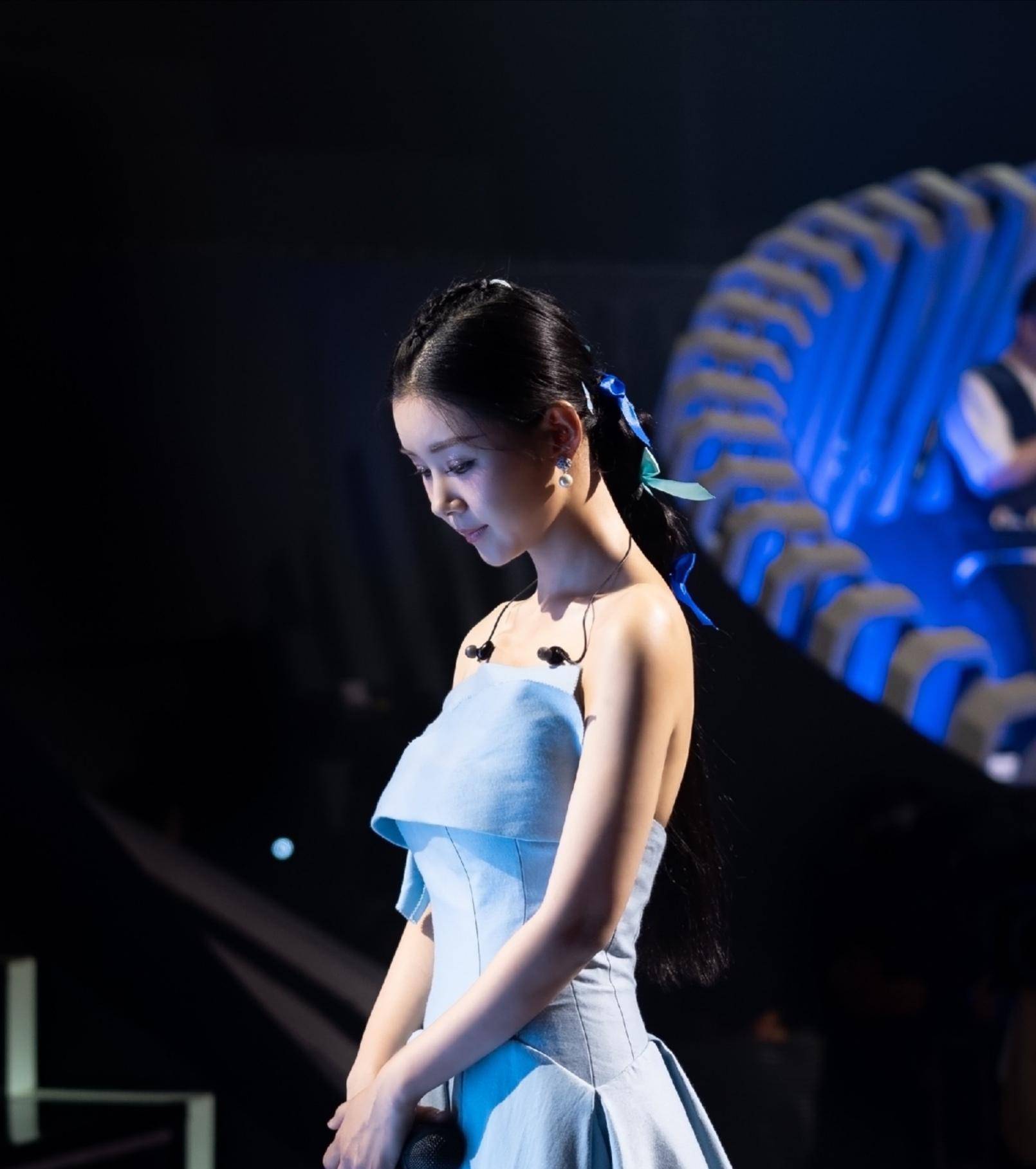 35岁李小萌又变美了,穿抹身材长裙大秀身材,低头间很有少女气息_效果