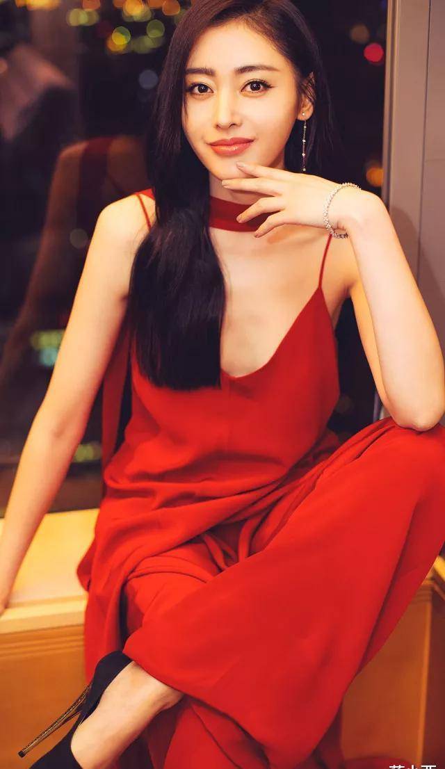 "张天爱"又美出圈了,穿红色吊带连衣裙,身材纤细根本不用p_时尚_融合