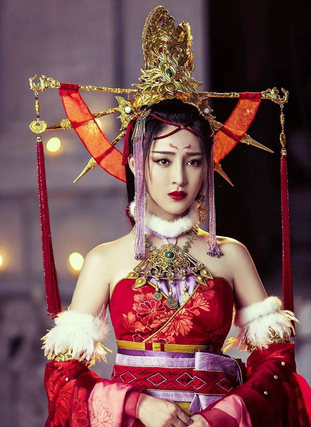 饰演白无常常宣灵的是演员张莎莎,饰演黑无常常昊灵的演员叫闫肃,蒋诗