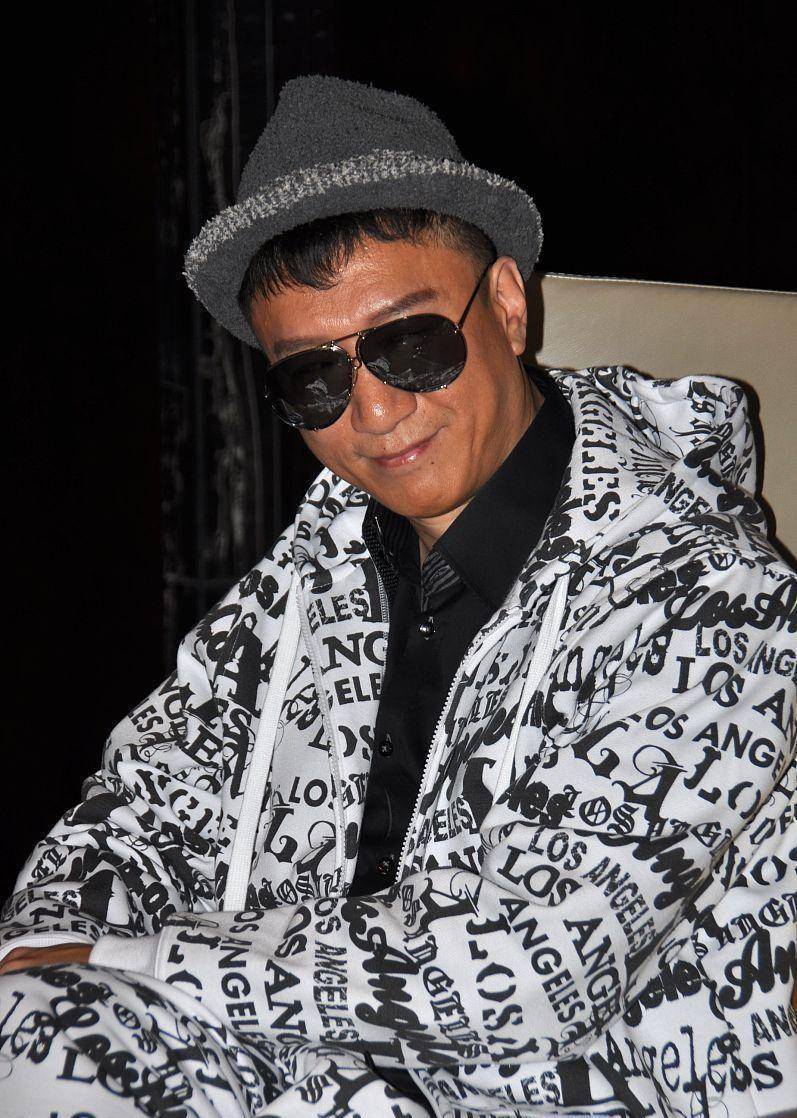孙红雷戴上墨镜太有"大哥范儿",随便坐着都很霸气,太有型了_镜框_镜片
