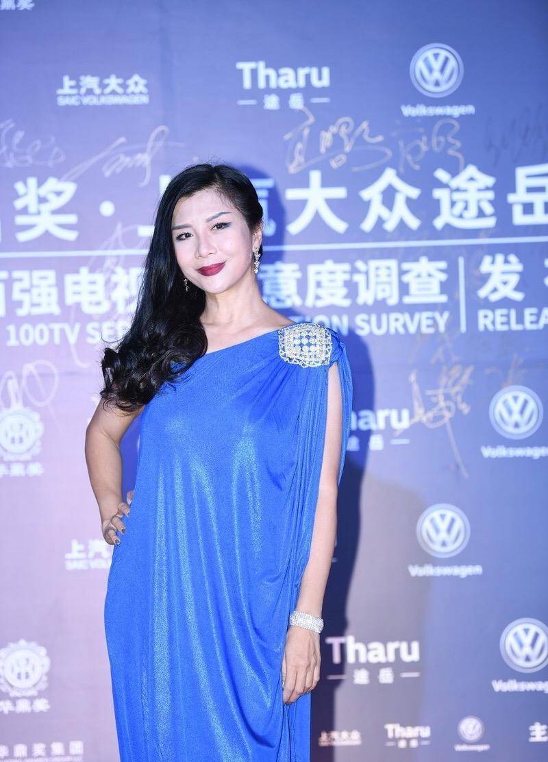 57岁吴家丽气场十足,大波浪卷发搭配蓝色连衣裙现身,高