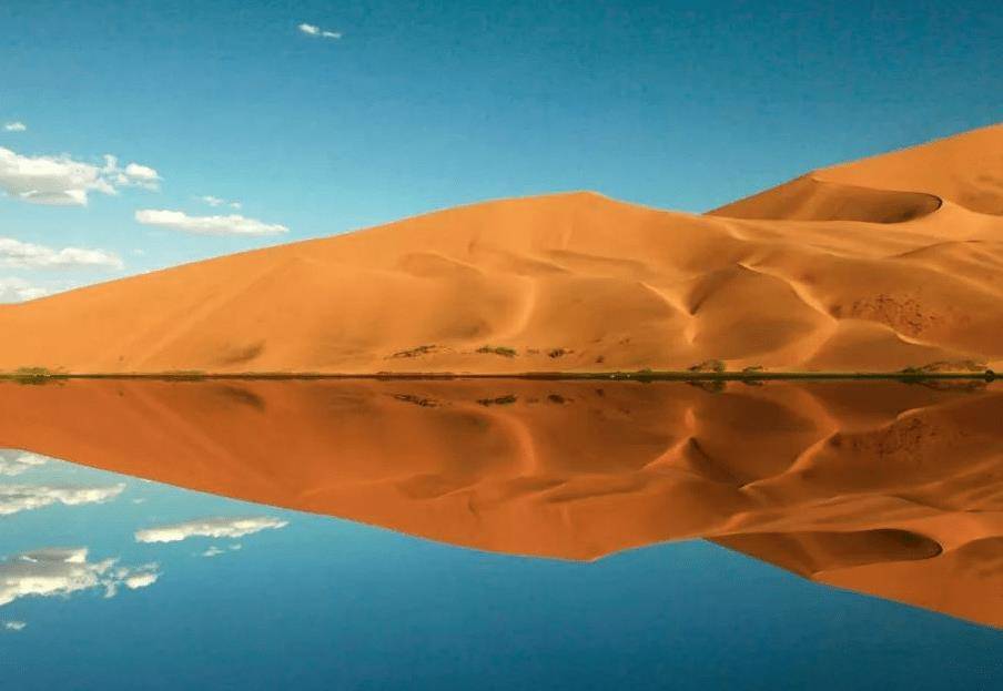 内蒙古的这片绝美沙漠，有着100多个湖泊，被誉为“沙漠江南”