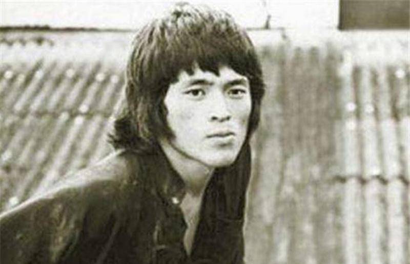 这个人就是演员黄仁植.所以江湖人送外号:左腿攻击之王.