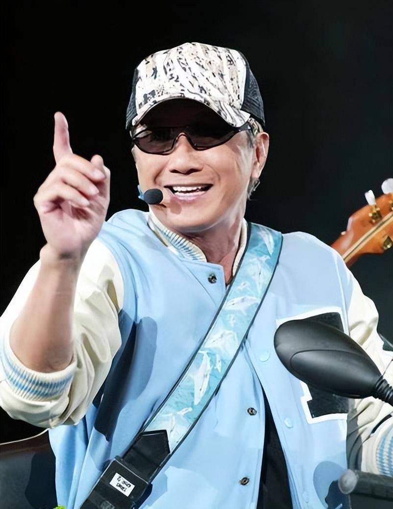 许冠杰:娶混血老婆连生两子,74岁三代同堂,一家十口幸福美满_香港