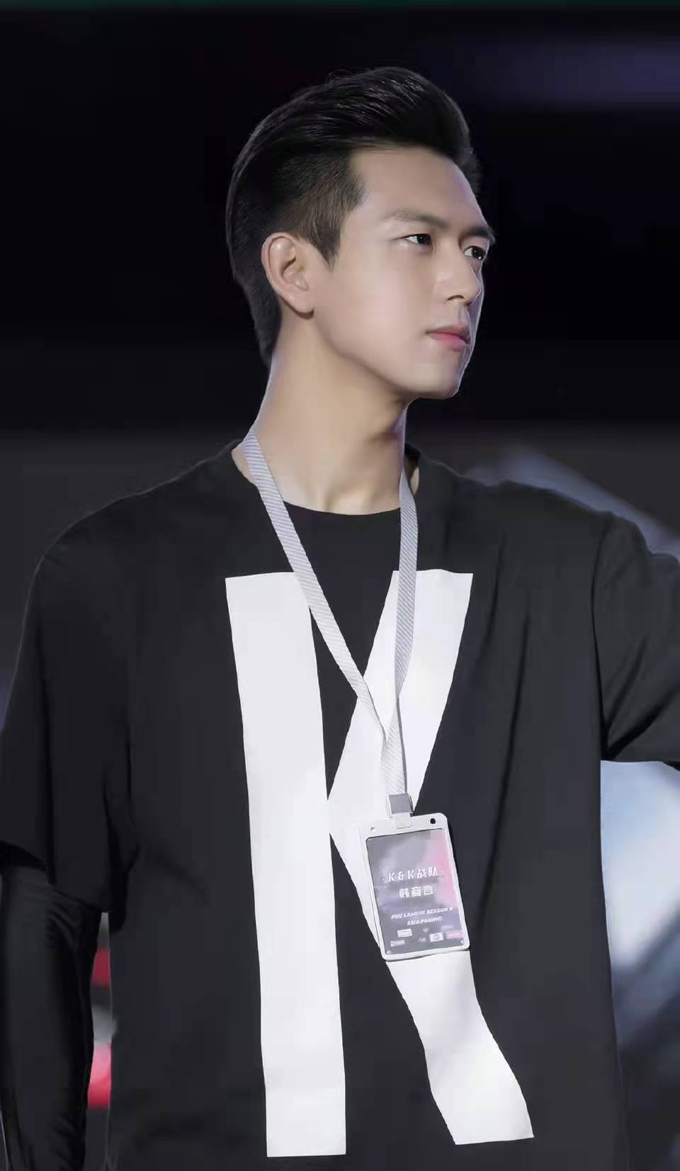 演员李现蓝色挑染发型再现王者荣耀决赛现场,被"现男友"惊艳了_韩商言
