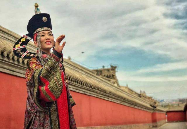 必须娶前任可汗的夫人满都海为妻子,并继承前任可汗的财产