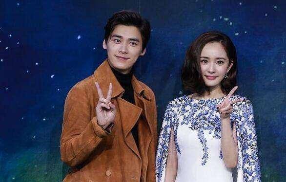 杨幂穿白色西装拍大片,筷子腿很吸睛,李易峰拍大片和杨幂很像_视频