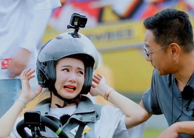 戚薇开车吓到教练,从起步到停车,她的表现,把操场上的人笑懵_样子