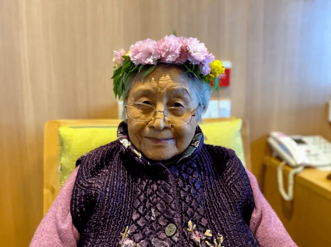9位100岁爷爷奶奶集体给26岁泰康比心庆生!_燕园_陈琳_聂枫