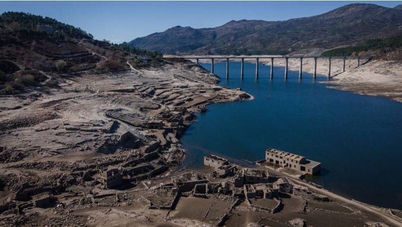 英国教堂废墟英国也发现了一处失落的宝藏,据称是德比郡德文特村一座