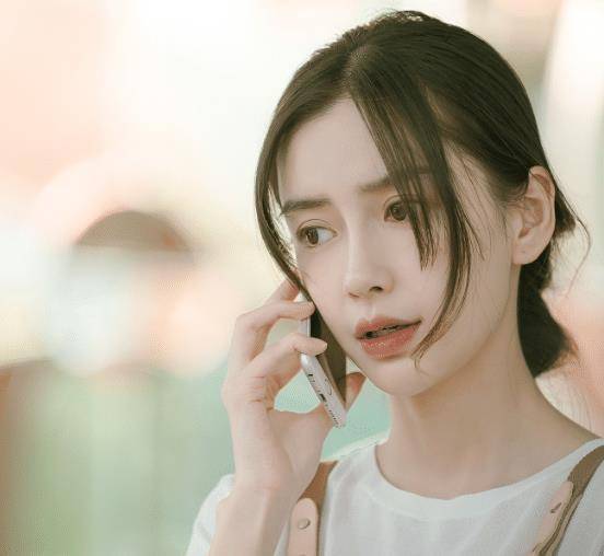 作为大家心目中的国民女神,angelababy从出道开始,她的眉毛就一直是