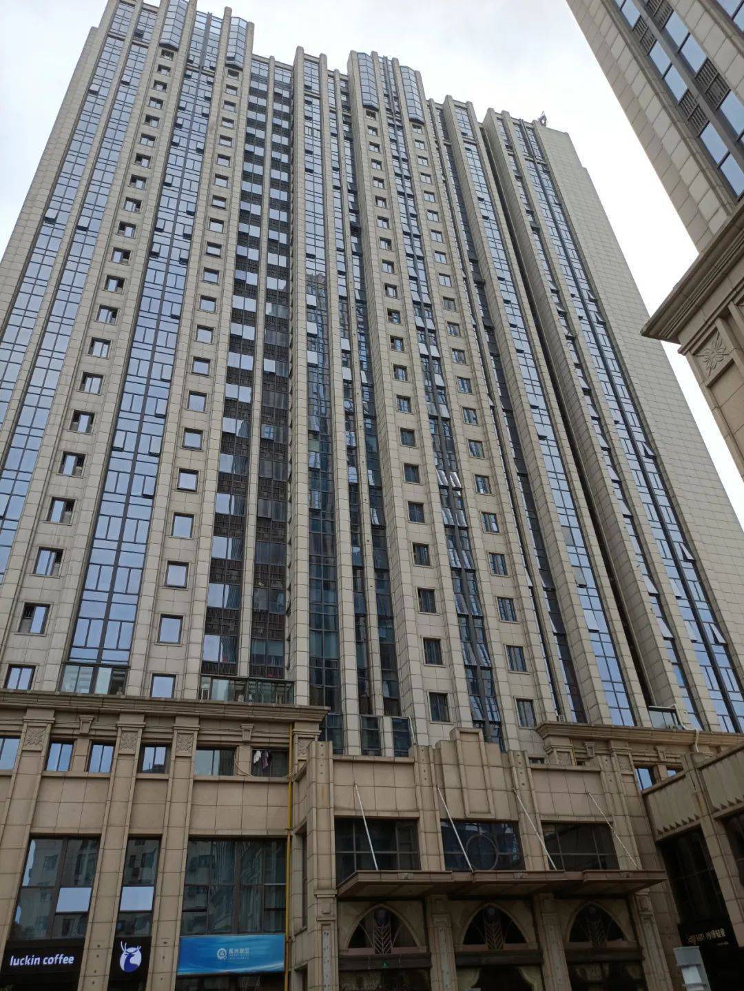 禹州蓝爵总户数近3000户,合理规划布局商住,酒店,写字楼等建筑群落.