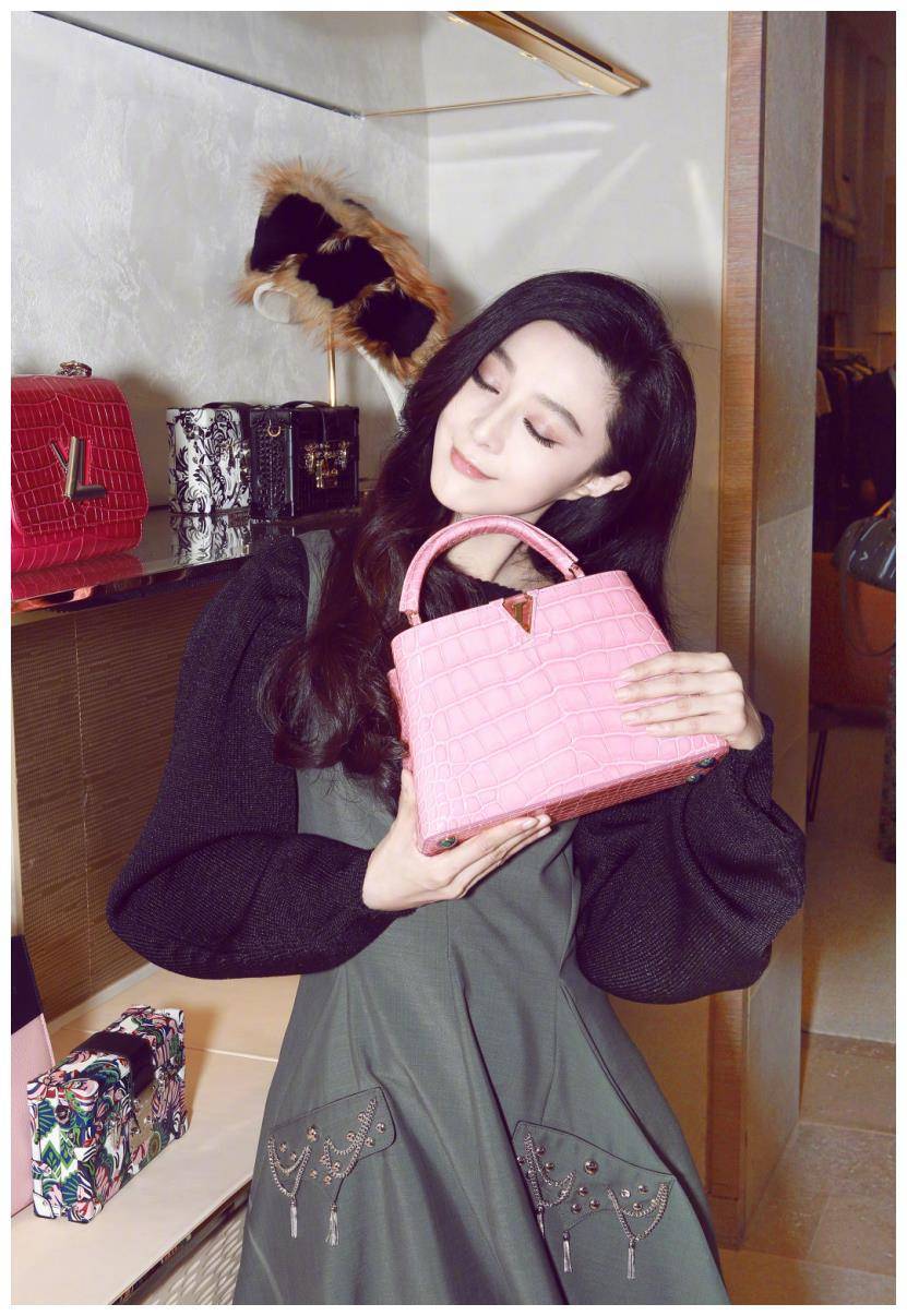 使一直以来的人看起来更有层次感,里面黑色的衣服与范冰冰搭配,整体上