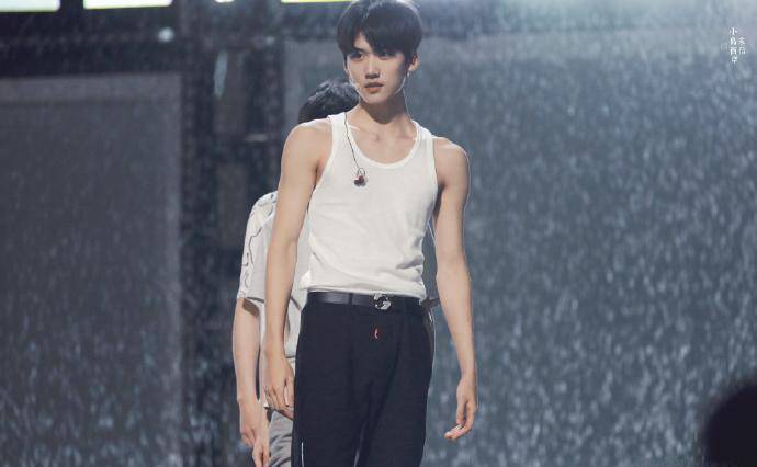 周柯宇与米卡一起健身,同框自拍颜值吸睛,好身材获网友狂赞_网络_肌肉