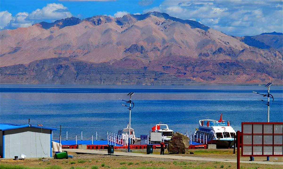 在中国一侧生机勃勃,印度一侧寸草难生的班公湖,偏爱的明目张胆_湖水