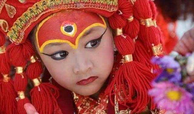 尼泊尔“活女神”：3岁供人朝拜，一旦流血就被废，一生不能嫁人