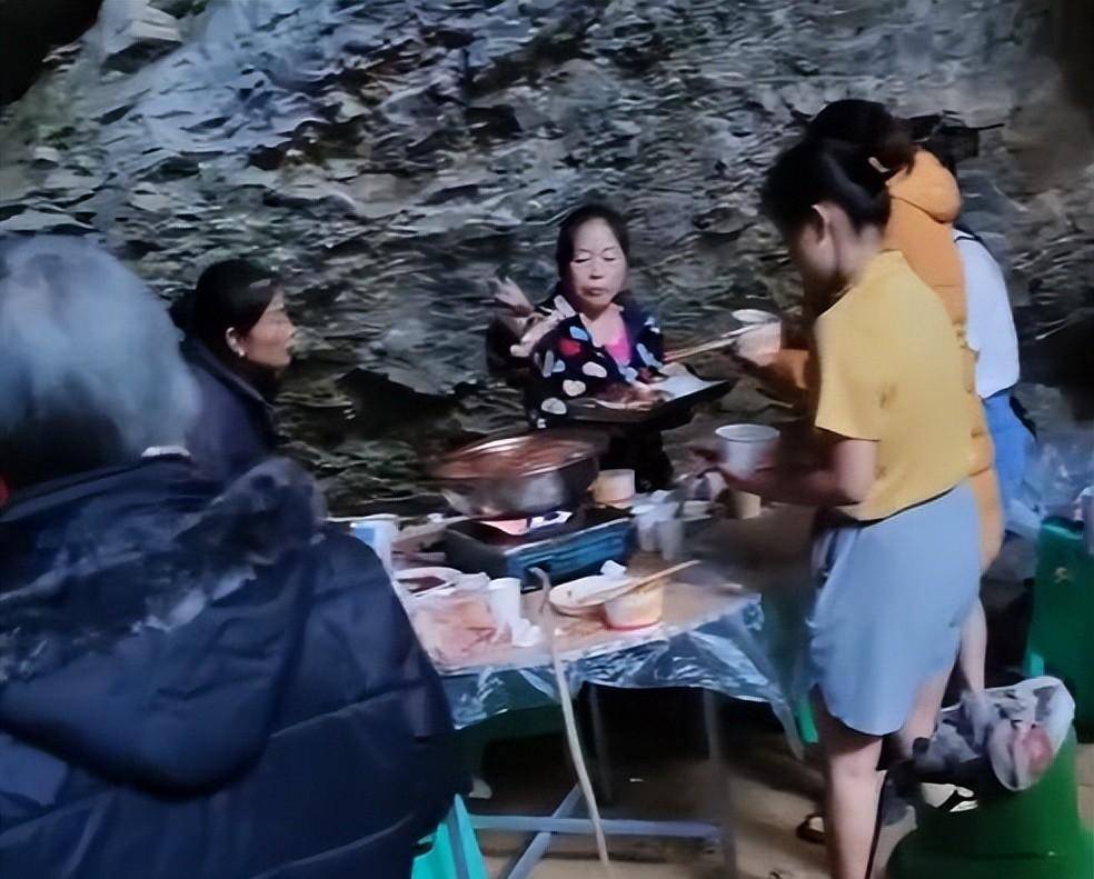 重庆某地村民到山洞避暑，穿着棉袄吃火锅，一句话让网友算羡慕