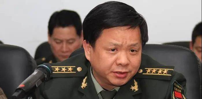 大校軍長和少將師長,這兩者有什麼區別?到底誰的級別更高?