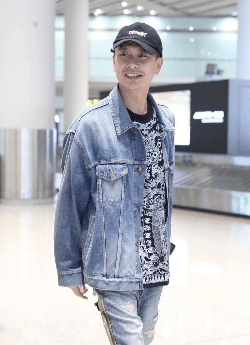 39岁黄宗泽低调走机场,一身牛仔衣配棒球帽,面容憔悴依旧帅气_休闲_版