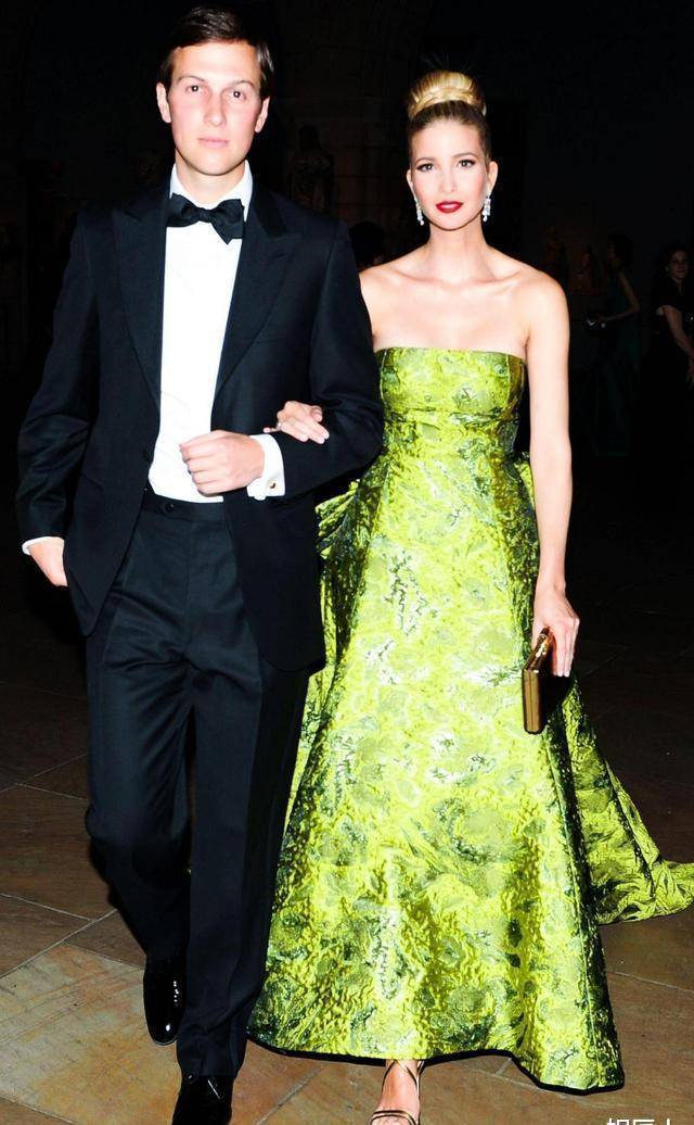 挺大肚主动与老公当街亲吻,女儿表情成亮点_库什纳_丈夫_时尚