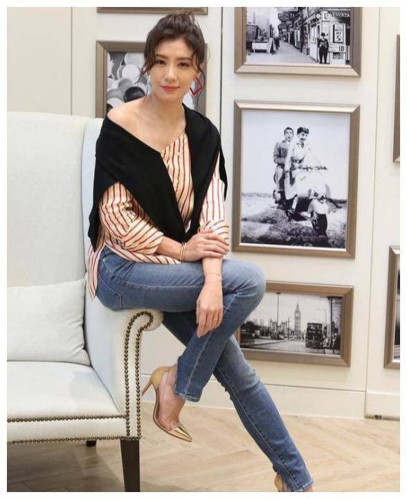 45岁的时尚辣妈贾静雯,珠宝搭配精致大气,充满都市女性时尚韵味_紫荆