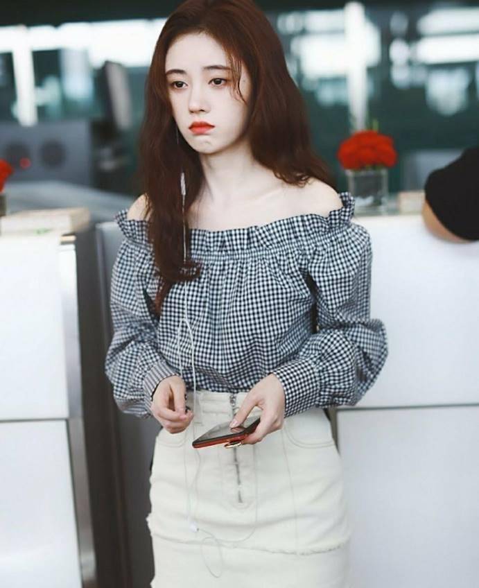 美貌暴发户鞠婧祎,露肩上衣配高腰裤,力证直角肩,时髦又有气质
