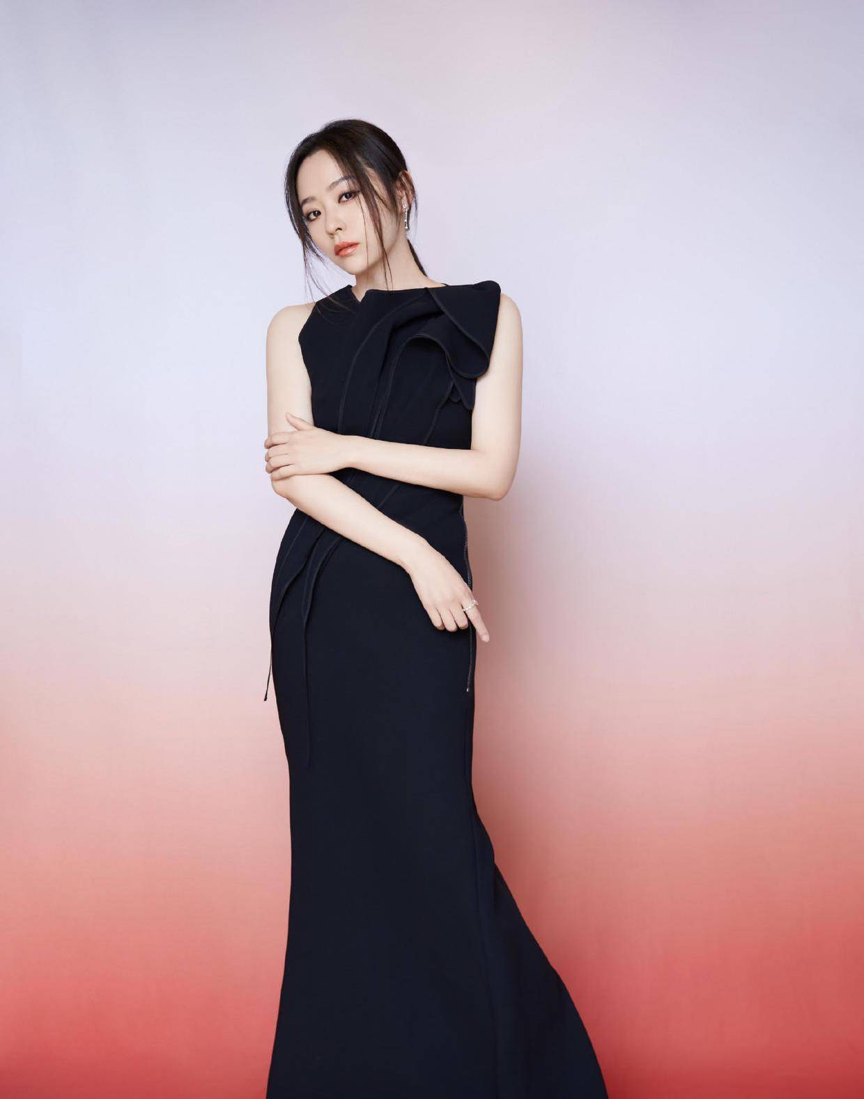 张靓颖穿衣风格大变,穿露背连体裤配时尚妆容,昂首挺身材霸气侧漏_剪