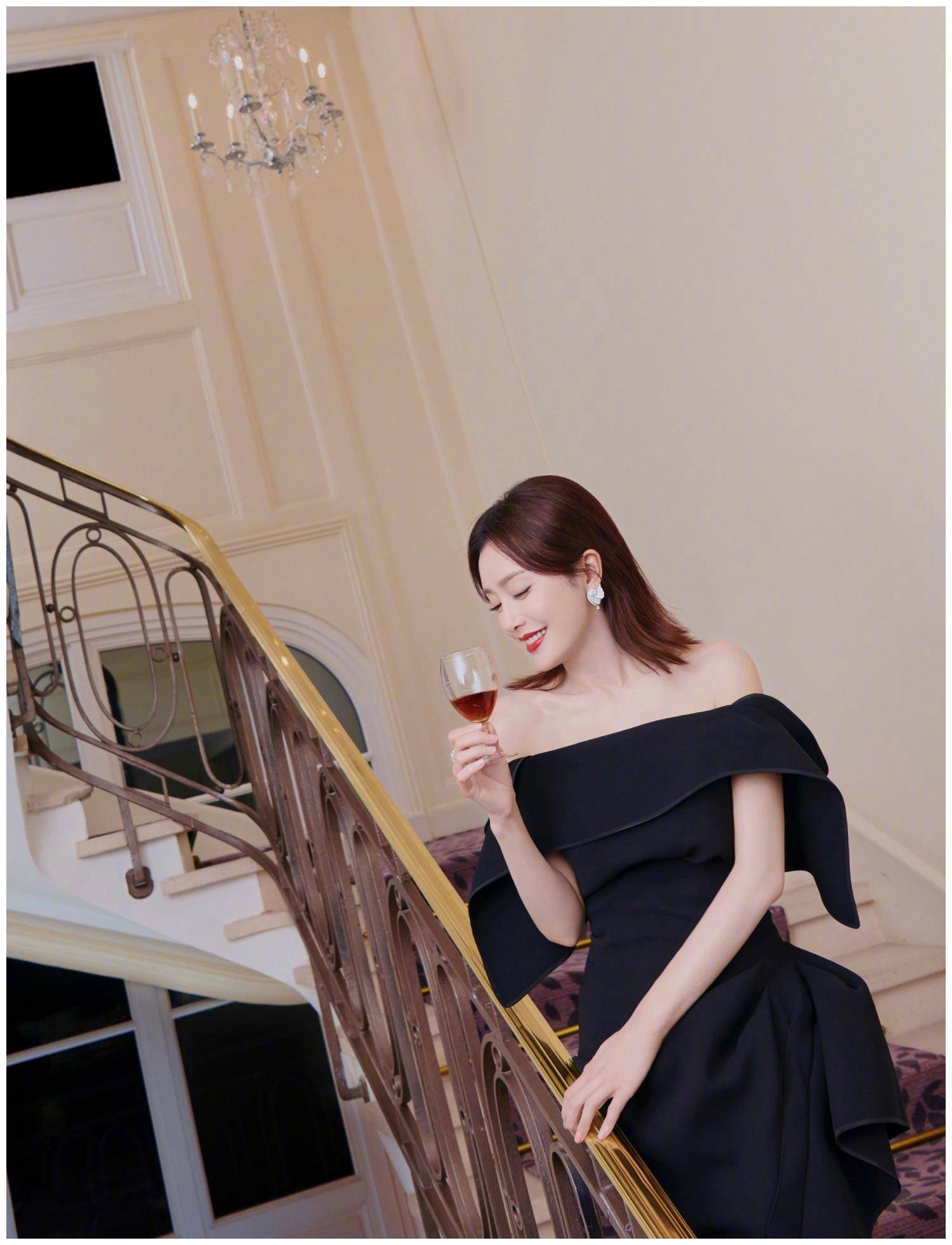 40岁秦岚和30岁baby,同样搭配露肩礼服,风格差距这么大?