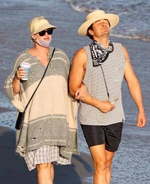 水果姐凯蒂佩里即将临产,与老公牵手海边度假_perry_katy_bloom