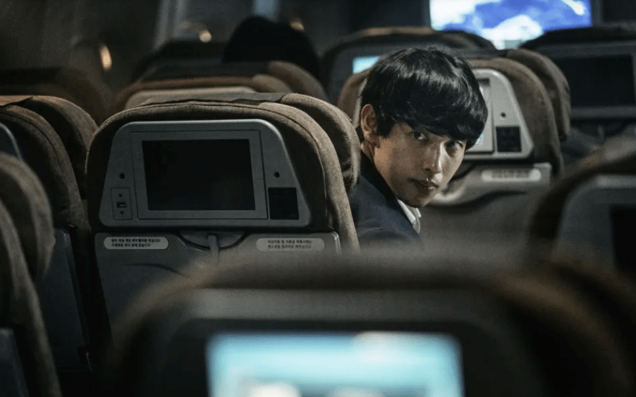 【韩国首部空难片】《紧急迫降》打造1:1机舱场景体验人性的自私和