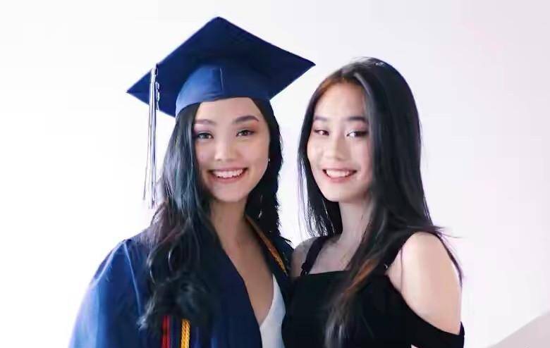 李连杰小女儿晒毕业照,穿白色吊带裙肤白貌美太像利智,美成妈妈翻版