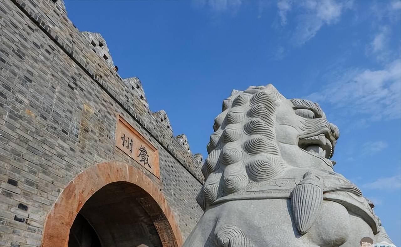 不過最流行的還是因沿江那一段呈半朵梅花形的古城牆城垛,民國《建德