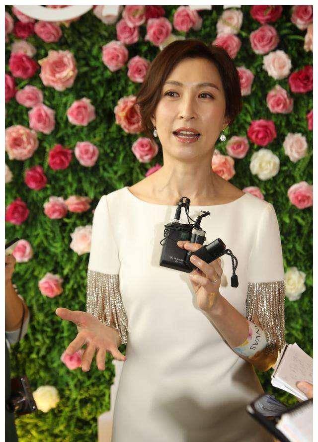 53岁郭蔼明气质真好,穿荧光绿抹身材裙优雅端庄,纤细身材60后少见