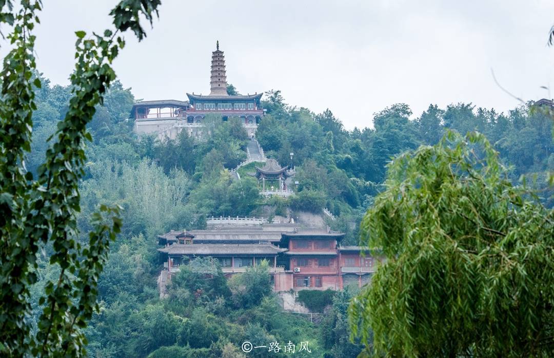 這座公園的正門與黃河大鐵橋相對,上面分佈著眾多名勝古蹟,最重要的一