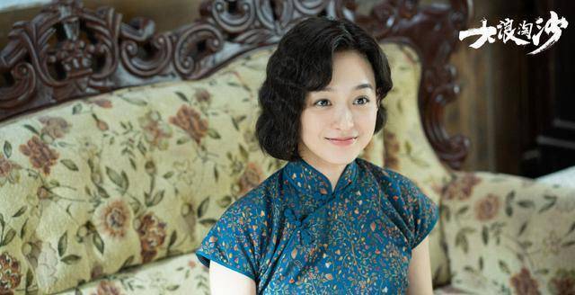 何泓姗不愧是"小周迅",穿这么土的旗袍也不显老,一点不像34岁