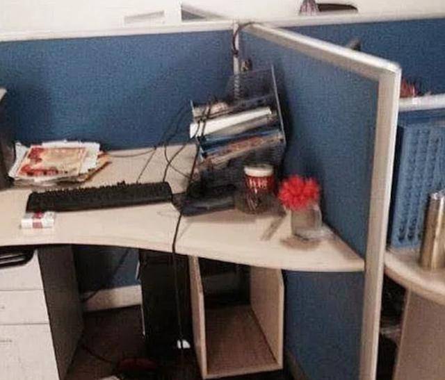 文联主席写诗遭差评，怒砸办公室电脑，被要求留证据：砸字咋写？