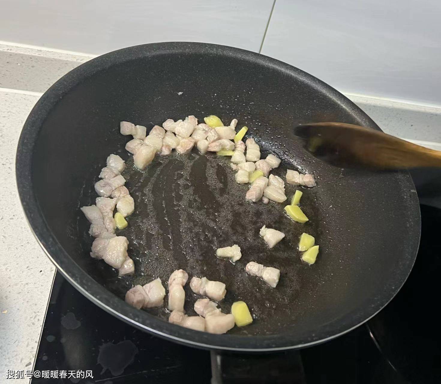 经过开水烫过之后,粘液凝固沙蒜清洗一下,下开水锅中煮,加香葱和生姜