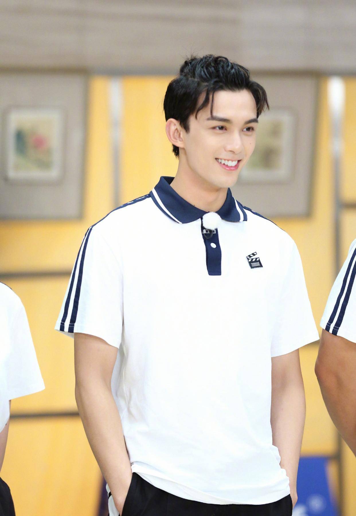 吴磊的气质属于可帅可奶的类型,在黑色的修饰下,将吴磊的帅气展现的恰