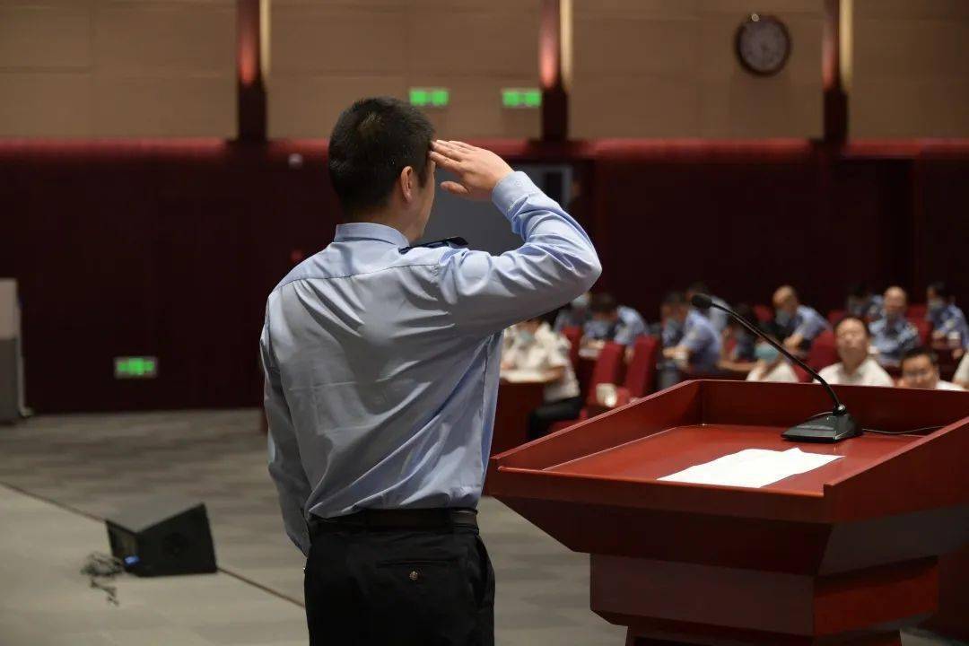 市公安局网安总队民警张杰评委提问市委网信办法治处处长王晖市公安局