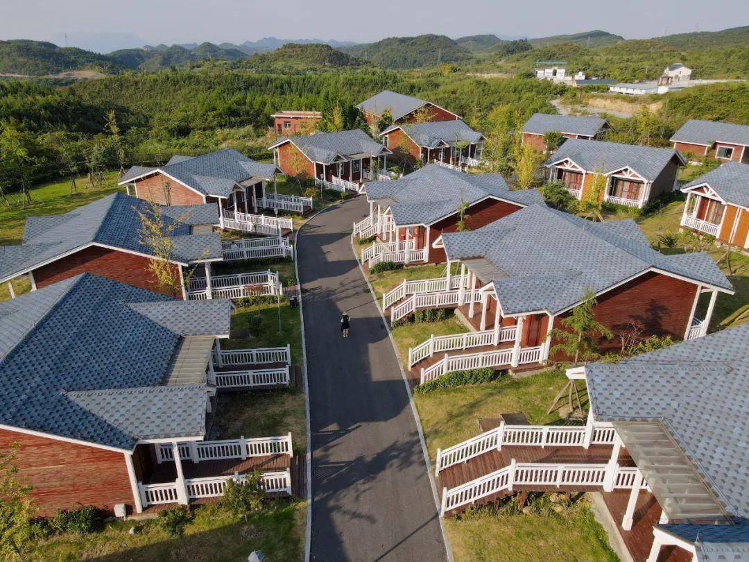 晚上住在川河盖星空酒店,酒店房间是一座座红色的木屋别墅,别墅门外是