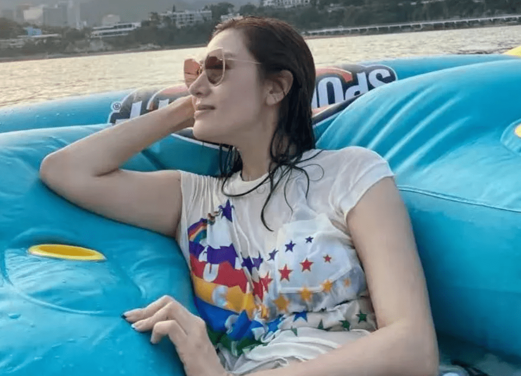 52岁李嘉欣穿泳装晒好身材,71岁刘銮雄夏天穿长袖,鞋子也大两号_香港